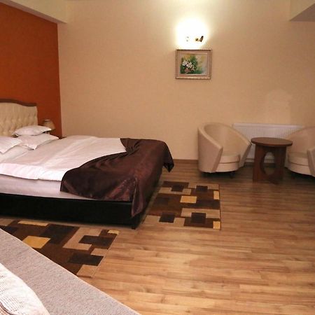 Hotel Crystal Palace Ramnicu Valcea Exterior photo