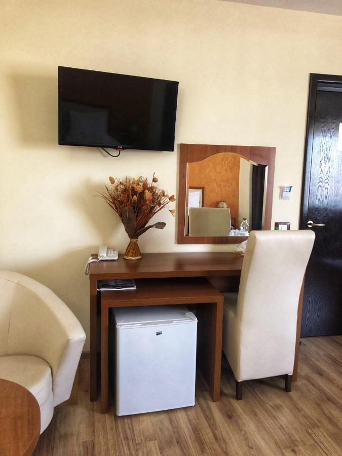 Hotel Crystal Palace Ramnicu Valcea Exterior photo