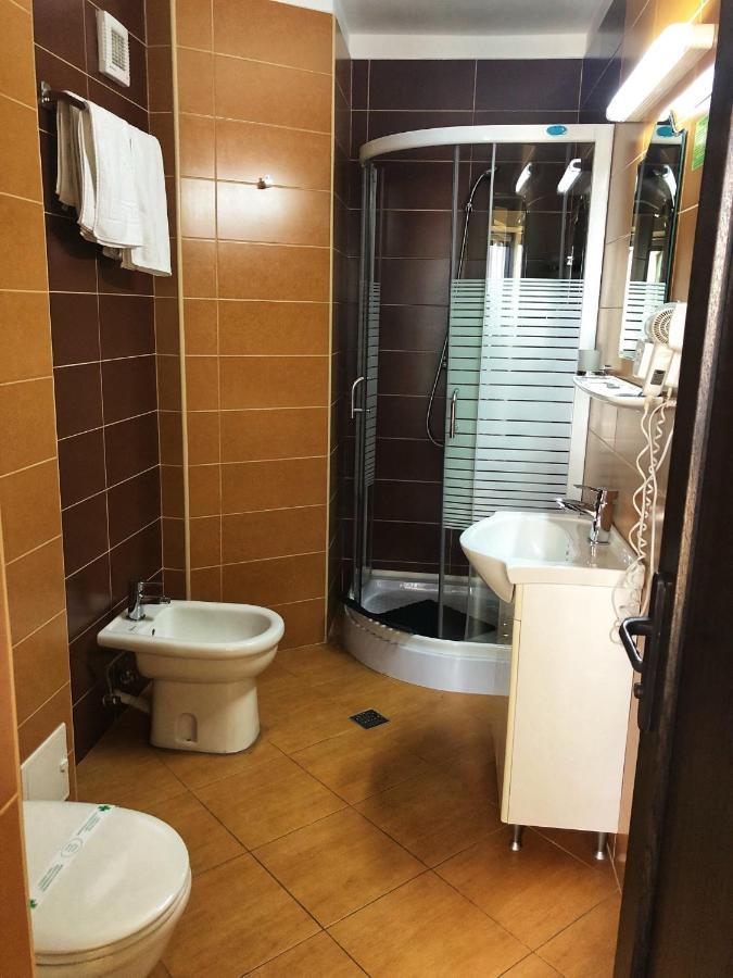 Hotel Crystal Palace Ramnicu Valcea Exterior photo