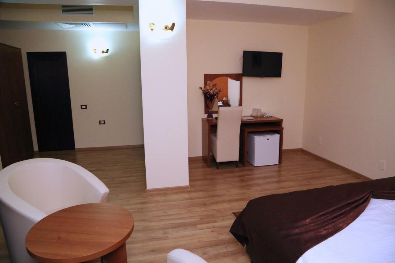 Hotel Crystal Palace Ramnicu Valcea Exterior photo