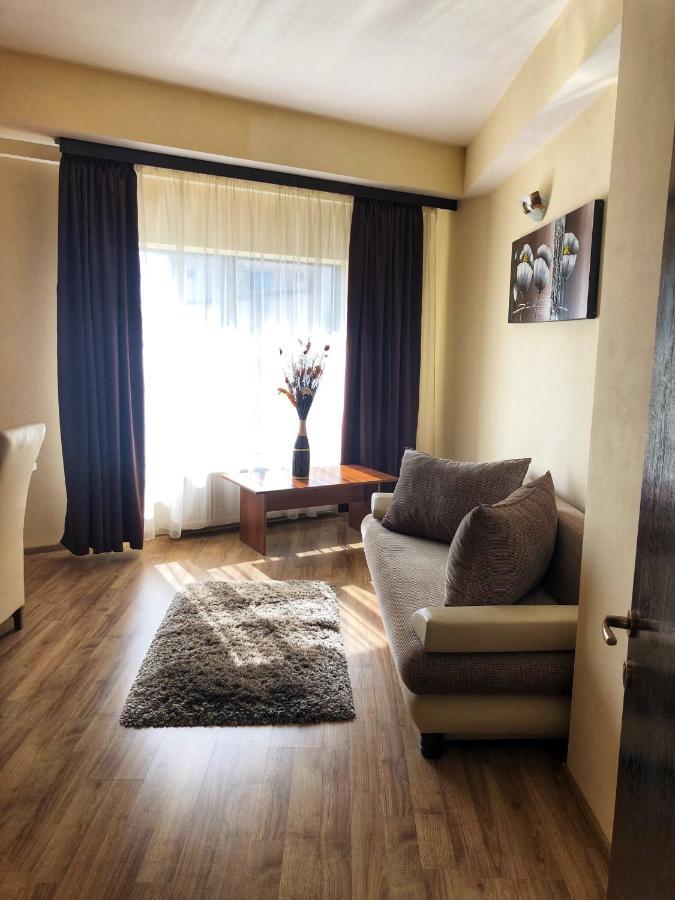 Hotel Crystal Palace Ramnicu Valcea Exterior photo