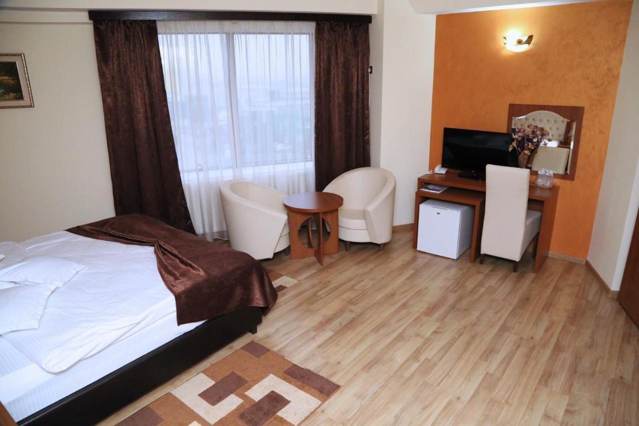 Hotel Crystal Palace Ramnicu Valcea Exterior photo